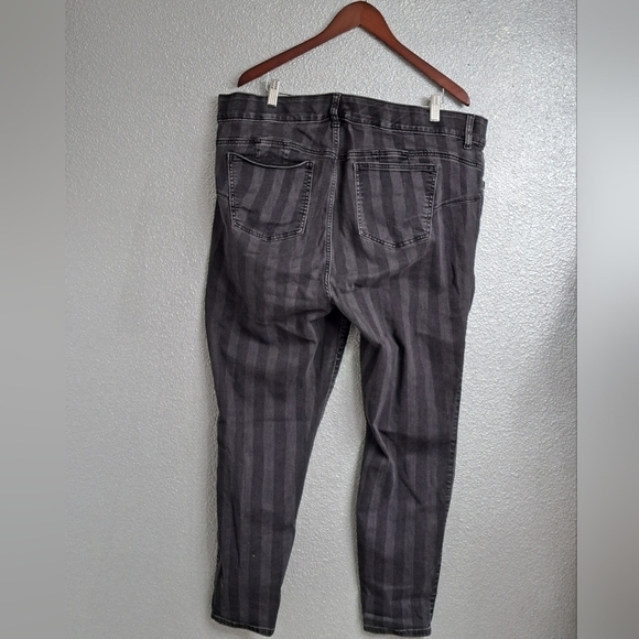 Torrid Bomb Shell Skinny High Rise Jeans  Size  22R - Picture 2 of 3